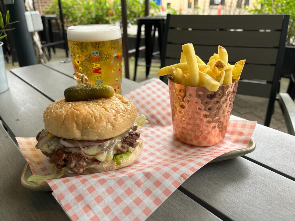 Hambueger with fries
